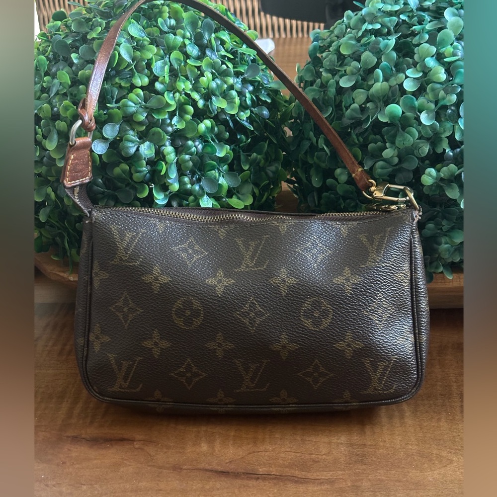 Louis Vuitton Monogram Pochette Authentic.